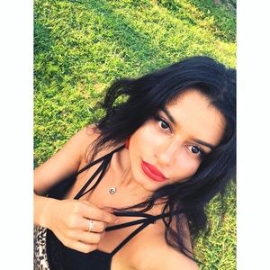 Meet your Posher, Teona